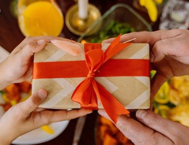 NL6pszEyQGmrllxTYvM4 Handing gift – Why You Should Give an Experience Days Gift for Kids – The Digital Boy